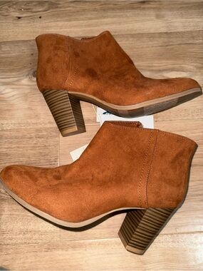Old navy camel colored boots
